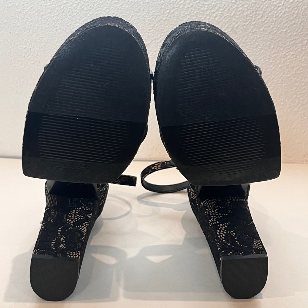 BRAND NEW Steve Madden Black Lace Plat Heels - Picture 4 of 4